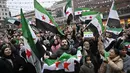 Kekuasaan keluarga Assad di Suriah runtuh dengan sangat cepat setelah kelompok pemberontak keluar dari wilayah yang dikuasainya. Tampak dalam foto, anggota komunitas Suriah memegang bendera oposisi Suriah saat mereka berkumpul pada tanggal 8 Desember 2024 di Sergel's Square di Stockholm, Swedia. (Jonas EKSTROMER/TT News Agency/AFP)