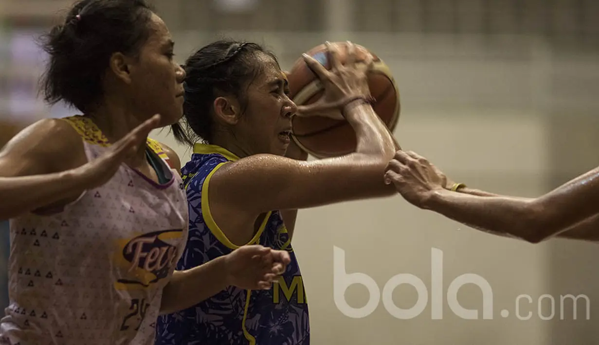 Pebasket Merpati Bali, Kadek Pratita, berusaha melewati pebasket Surabaya Fever pada laga semifinal Sahabat Cup 2017 di GOR Sahabat Semarang, Jawa Tengah, Jumat (21/4/2017). Merpati kalah 55-67 dari Fever. (Bola.com/Vitalis Yogi Trisna)