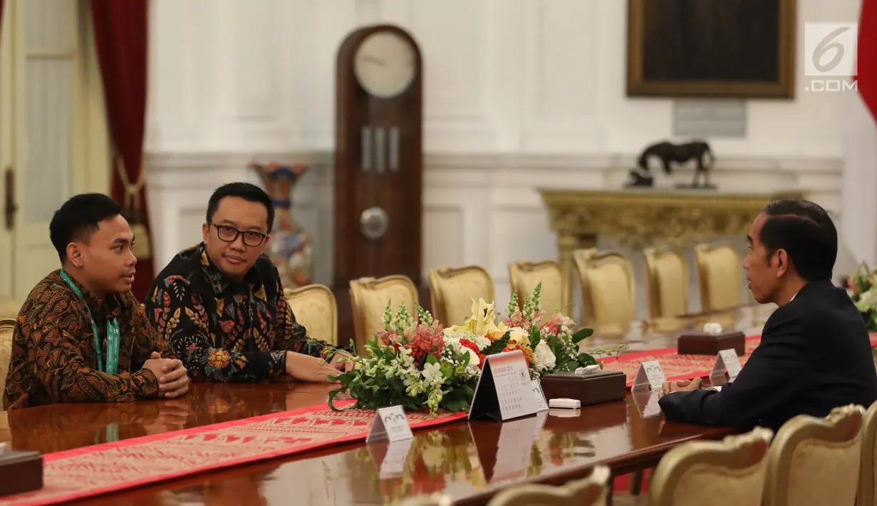 Presiden Joko Widodo berbincang dengan Menpora Imam Nahrawi dan Lifter Eko Yuli Irawan di Istana Merdeka, Jakarta, Kamis (8/11). Jokowi mengapresiasi prestasi Eko Yuli yang berhasil meraih medali emas di nomor 61 kg. (Liputan6.com/Angga Yuniar)