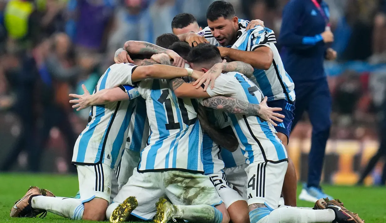 Para pemain Argentina merayakan kemenangan atas Prancis pada pertandingan sepak bola final Piala Dunia 2022 di Stadion Lusail, Lusail, Qatar, 18 Desember 2022. Bermain imbang 3-3 selama 120 menit, Prancis akhirnya tumbang 2-4 dari Argentina dalam drama adu penalti. (AP Photo/Natacha Pisarenko)