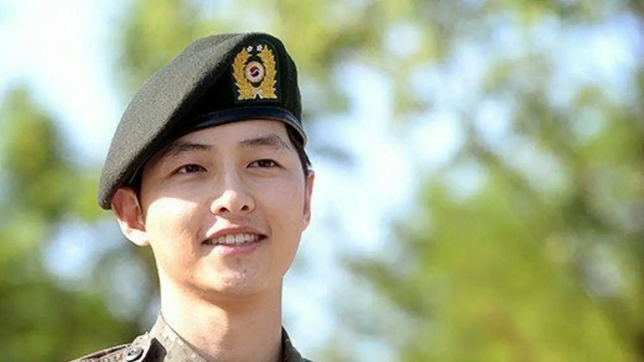 Song Joong Ki Lepas Wamil dengan Haru Biru