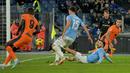 Pemain Inter Milan, Lautaro Martinez (kanan) mencetak gol pertama timnya ke gawang Lazio pada laga lanjutan Liga Italia 2023/2024 di Olympic Stadium, Roma, Italia, Senin (18/12/2023) dini hari WIB. (AFP/Andreas Solaro)
