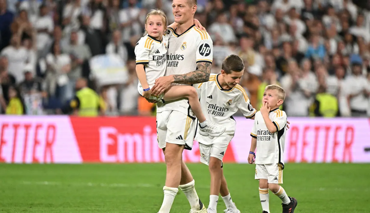 Kroos juga sangat emosional usai pertandingan yang menangis sambil memeluk anak perempuannya. (JAVIER SORIANO / AFP)