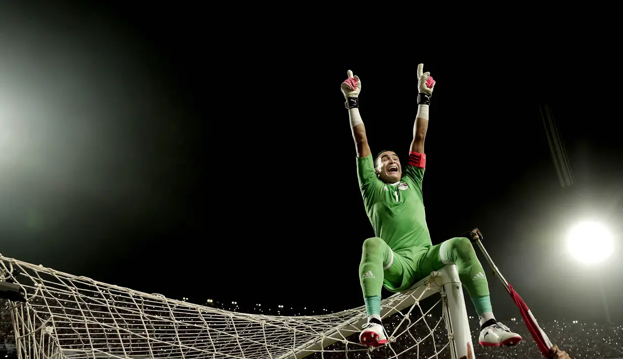 Kiper Mesir, Essam El Hadary, naik ke gawang merayakan keberhasilan lolos ke Piala Dunia 2018 di Stadion Borg El Arab, Alexandria, Senin (8/10/2017). Mesir lolos ke Piala Dunia setelah absen sejak gelaran tahun 1990. (AP/Nariman El-Mofty)