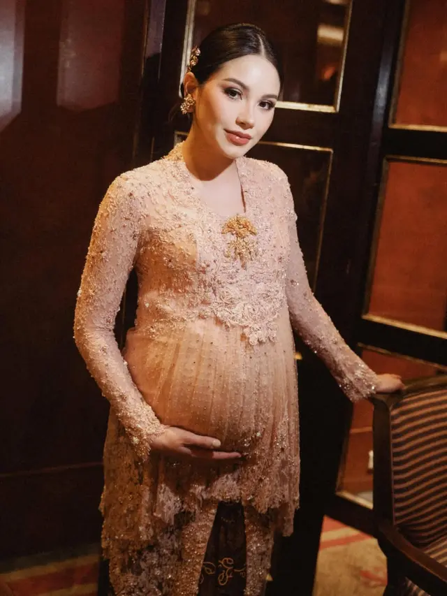 Gaun dan Kebaya Bumil Alyssa Daguise di Pernikahan El Rumi dan Syifa Hadju