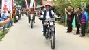 Presiden Joko Widodo mengendarai motor trail melintasi perkampungan di  Muara Gembong, Bekasi (1/11). Jokowi menghadiri kegiatan Perhutanan Sosial untuk Pemerataan Ekonomi. (Liputan6.com/Biro Pers Kepresidenan/Agus Suparto)