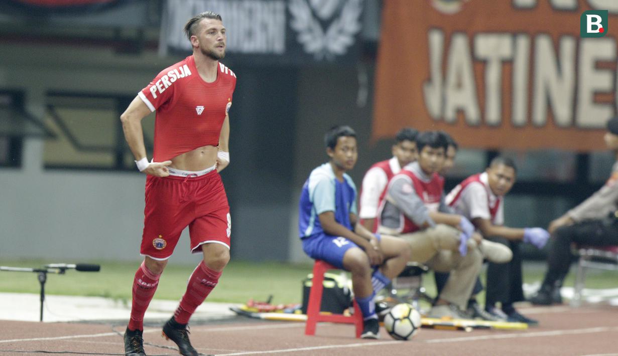 Striker Persija Jakarta, Marko Simic, mengganti baju yang robek saat melawan Selangor FA pada laga persahabatan di Stadion Patriot, Jawa Barat, Kamis (6/9/2018). Persija kalah 1-2 dari Selangor FA. (Bola.com/M Iqbal Ichsan)