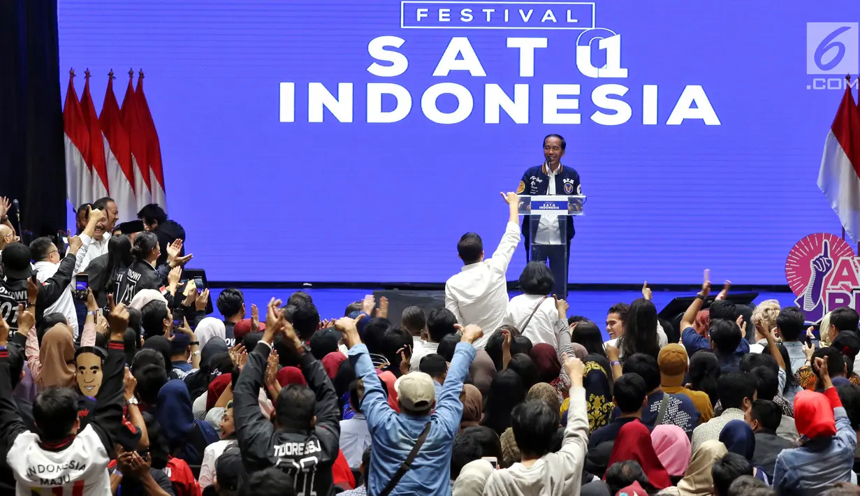 Calon Presiden petahana Joko Widodo saat memberikan pidato politiknya pada acara Festival Satu Indonesia di Istora Senayan, Jakarta, Minggu (10/3). Acara yang dihadiri kaum millenial mengajak pemilih untuk tidak golput. (Liputan6.com/Johan Tallo)