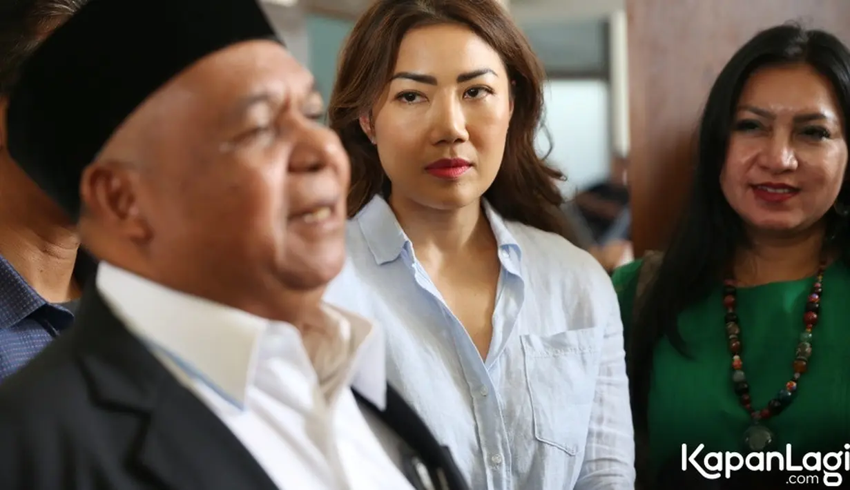 Ari dan Inge masuk ke ruang mediasi, sedangkan Sherly menunggu di kursi pengunjung. Air mata Sherly tak tertahankan ketika putrinya masuk ruang mediasi. Sherly mengaku hubungannya dengan menantunya baik-baik saja. Terlihat ketika datang, Ari langsung bersalaman dan cipika-cipiki. [Foto: KapanLagi.com/Budy Santoso]