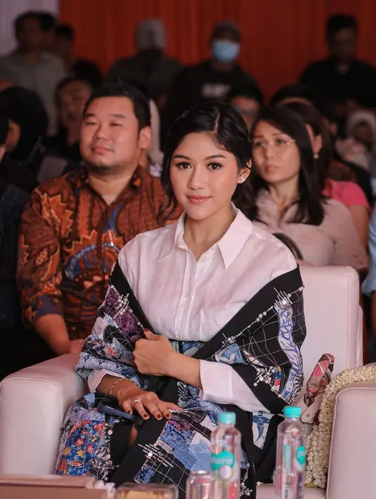 Finalis Puteri Indonesia 2022 itu memadukan kemeja panjang berwarna putih, dipadu rok pendek, korset dan selendang batik. [Foto: IG/erinagudono].