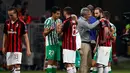 Pelatih Real Betis Enrique Stein Solar (ketiga kanan) berbicara dengan pemain AC Milan Gonzalo Higuain di akhir pertandingan Grup F Liga Europa di Stadion San Siro, Milan, Italia, Kamis (25/10). Real Betis menekuk AC Milan. (AP Photo/Antonio Calanni)