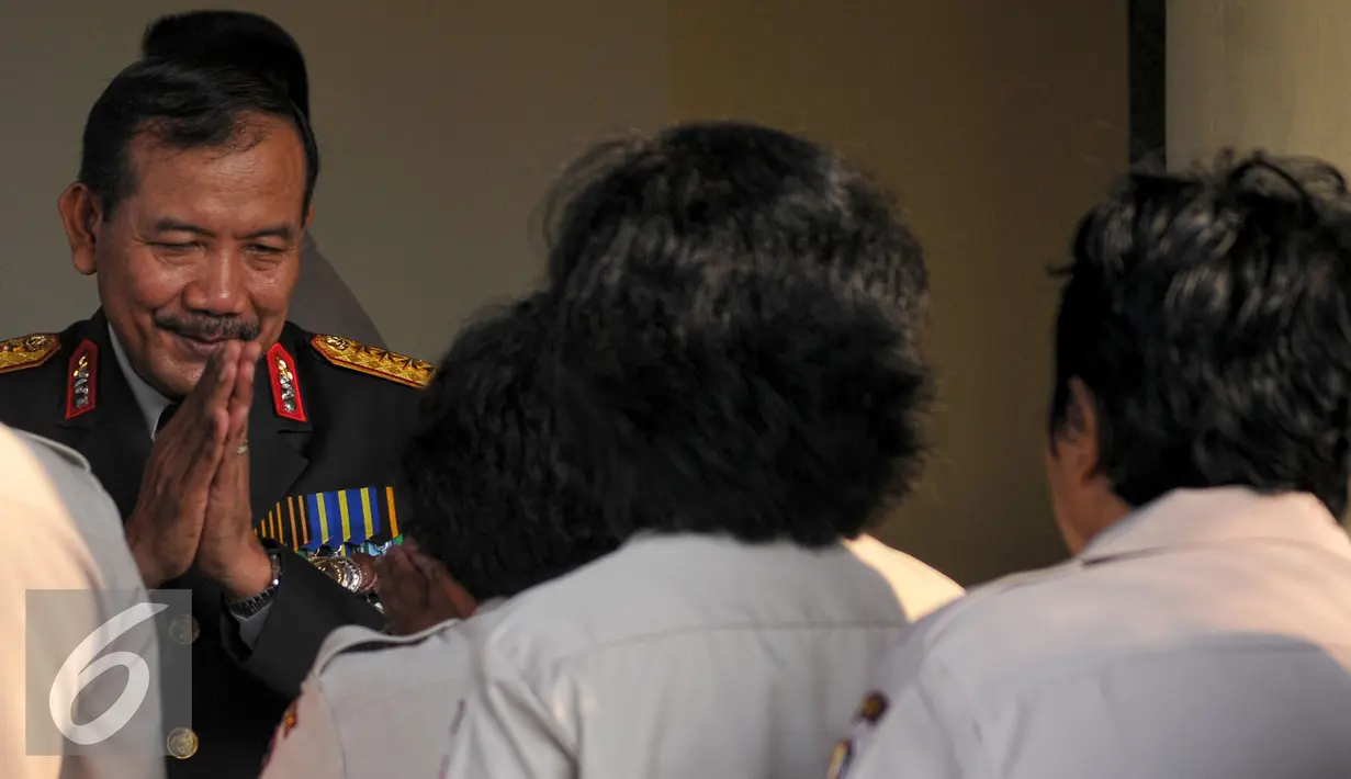 Kapolri Jenderal Badrodin Haiti bersalaman dengan staf dan anggota Polri saat halal bihalal di Mabes Polri, Jakarta, Rabu (22/7/2015). Turut hadir Kabareskrim Polri Komjen Pol. Budi Waseso dan petinggi Polri lainnya. (Liputan6.com/Yoppy Renato)