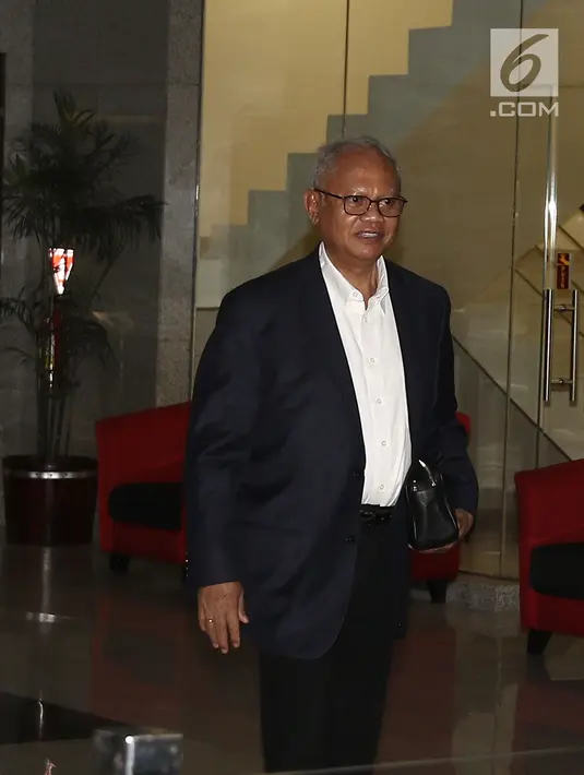 Presiden Direktur Lippo Karawaci Ketut Budi Wijaya usai menjalani pemeriksaan di Gedung KPK, Jakarta, Kamis (25/10). Ketut diperiksa sebagai saksi dalam kasus dugaan suap perizinan proyek pembangunan Meikarta. (Liputan6.com/Herman Zakharia)