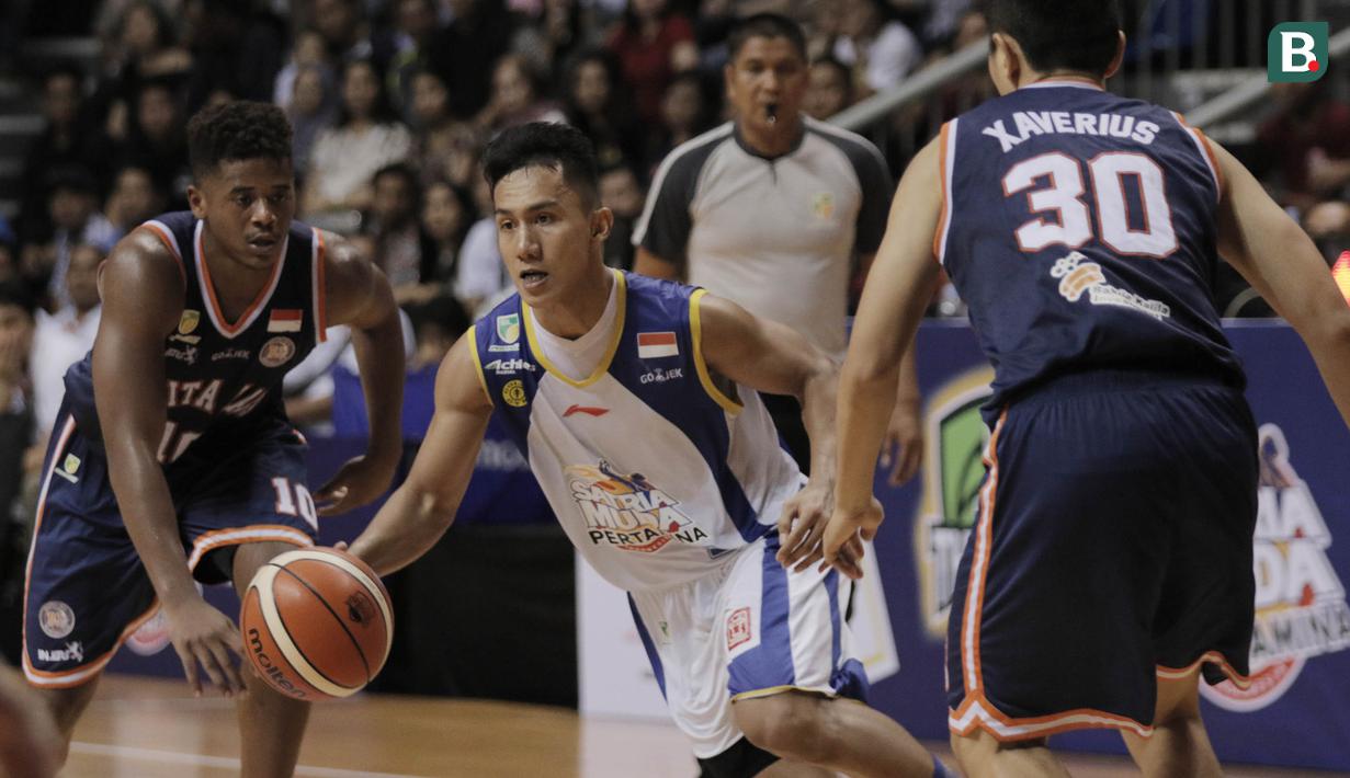Pebasket Satria Muda Pertamina, Herdianus, melewati pebasket Pelita Jaya pada game pertama final IBL 2018 di Britama Arena, Jakarta, Kamis (19/4/2018). Satria Muda menang 73-63 atas Pelita Jaya. (Bola.com/M Iqbal Ichsan)