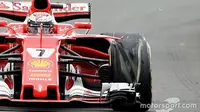 Kimi Raikkonen mengalami insiden ban di GP Inggris, Minggu (16/7/2017). Foto: Motorsport.com.