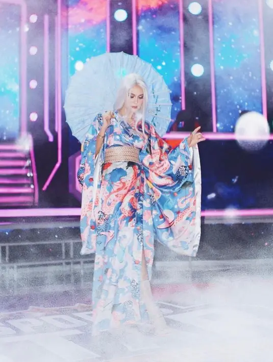 Selain bergaya bak putri salju, sebelumnya perempuan 38 tahun itu mengunggah potretnya cosplay karakter game.  (Instagram/lunamaya).