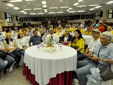 Calon Kapolri Komjen Badrodin Haiti (keempat kiri) bertatap muka dengan civitas akademika dari berbagai perguruan tinggi di Indonesia di Markas Besar Polri, Jakarta, Minggu (22/2/2015). (Liputan6.com/Faizal Fanani)