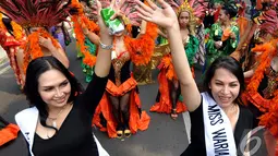 Karnaval Seni Budaya DKI Jakarta diikuti oleh para waria ini dengan penuh suka cita, Jakarta, Minggu (2/11/2014). (Liputan6.com/Miftahul Hayat)