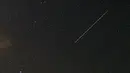 Sebuah pemandangan meteor jatuh terlihat di atas Gunung Smetovi, Zenica, Bosnia dan Herzegovina, Rabu (12/8/2015). Meteor jatuh tersebut merupakan bagian dari fenomena hujan meteor Perseid yang rutin terjadi setiap tahun. (REUTERS/Dado Ruvic)