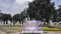 Alun-alun Bogor ditutup sementara menyusul membludaknya jumlah kunjungan warga ke taman kota yang baru diresmikan beberapa hari lalu ini.