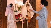Iriana memberikan Madam Peng alat musik Sasando yang berasal dari Kabupaten Rote Ndao, Provinsi Nusa Tenggara Timur (NTT). (Dok.  Biro Pers Sekretariat Presiden)