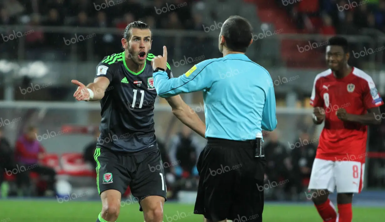 Gareth Bale memprotes keputusan wasit yang tidak menguntungkan timnya pada laga melawan Austria, Jumat (7/10/2016) dini hari WIB. (Bola.com/Reza Khomaini)