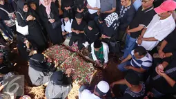 Suasana pemakaman istri artis komedi dan pembawa acara Tukul Arwana, Susiana, di TPU Tanah Kusir, Jakarta, Rabu (24/8). Susiana dinyatakan mengembuskan napas terakhirnya pada Selasa (23/8/2016) pukul 18.00 WIB. (Liputan6.com/Immanuel Antonius)