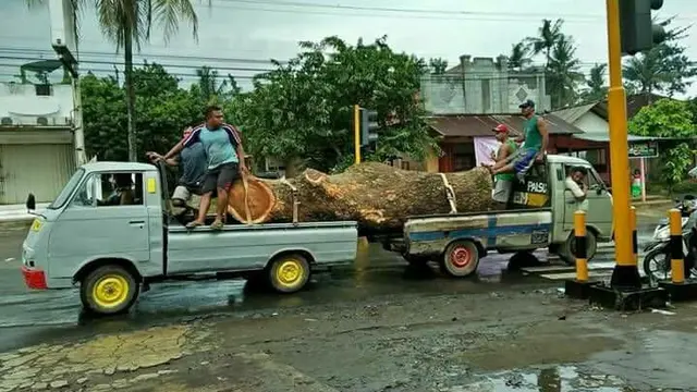 7 Aksi Kocak Orang Bawa Barang Sambil Naik Kendaraan, Bikin Kita Keheranan