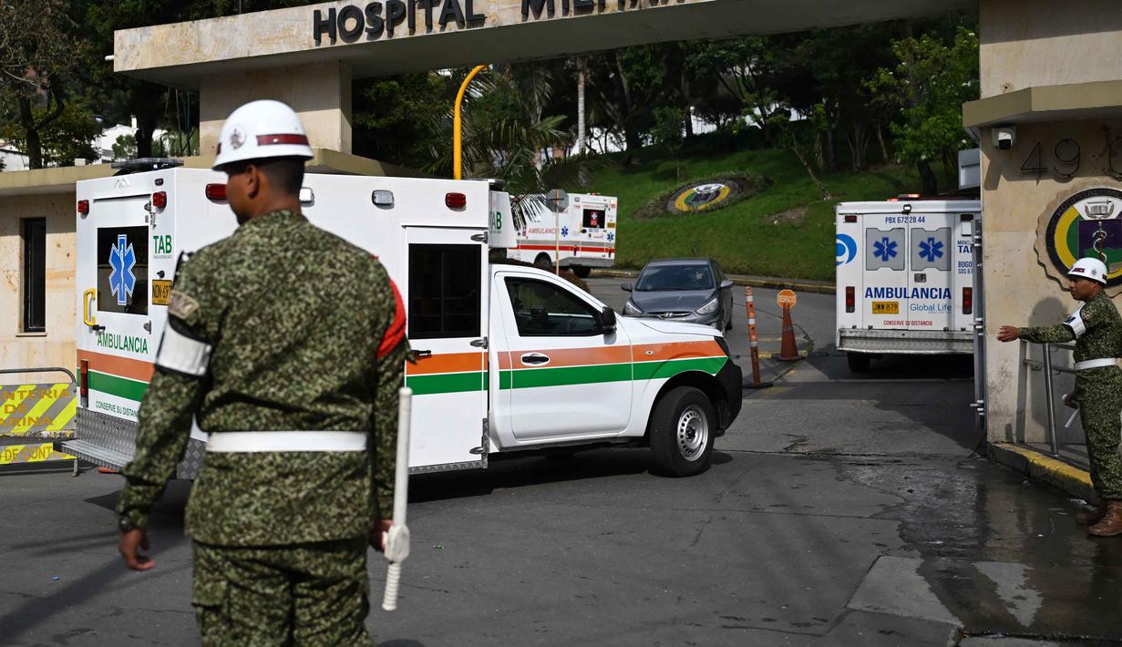 Beberapa korban selamat langsung dibawa ke rumah sakit setempat atau diterbangkan ke Ibu Kota Bogota untuk mendapat perawatan medis. Tampak dalam foto, ambulans yang membawa beberapa korban luka dalam kecelakaan pesawat Hercules Angkatan Udara Kolombia memasuki rumah sakit militer di Bogota pada 23 Maret 2026. (RAUL ARBOLEDA/AFP)