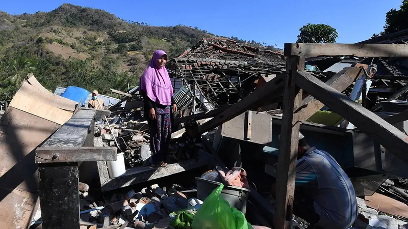 Mengais Puing Sisa Gempa Lombok