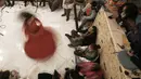 Terinspirasi dari Jalaluddin Rumi, tarian ini simbol alam semesta yang mengorbit Tuhan, di mana tangan kanan menengadah menerima hidayah, dan tangan kiri menghadap ke bawah membagikan cinta kasih. Tampak dalam foto, penari darwis wanita, Afnan Shaher, berputar saat disambut oleh para penggemarnya dalam pertunjukan keagamaan untuk menandai bulan suci Ramadan di Arab Digital Expression Foundation (ADEF), di Kairo, Mesir, Jumat 27 Februari 2026. (AP Photo/Amr Nabil)