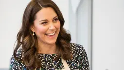 Kate Middleton tersenyum saat memasak dalam persiapan acara Commonwealth Big Lunch di Luke's Community Centre, London, Inggris (22/3). Dalam acara ini, para tetangga akan berkumpul di jalan untuk saling berbagi makanan. (Paul Edwards/ Pool via AP)