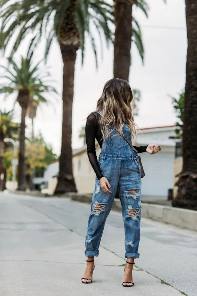 Pilih overall dengan model ripped jeans, padukan bersama atasan warna hitam. (sumber foto: sivanayla/pinterest)