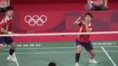 Pebulu tangkis China Yue Du/Yin Hui Li saat melawan pebulu tangkis Indonesia Greysia Polii/Apriyan Rahayu pada perempat final ganda putri di Olimpiade Tokyo 2020, Tokyo, Jepang, Kamis (29/7/2021). Greysia Polii/Apriyan Rahayu menang. (AP Photo/Markus Schreiber)
