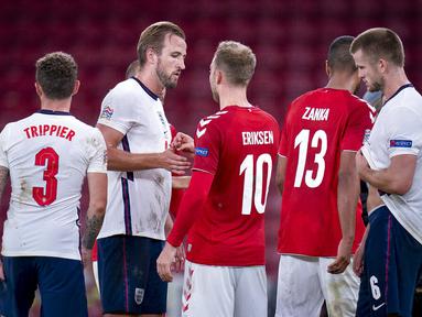 Gelandang Denmark, Christian Eriksen, berjabat tangan dengan striker Inggris, Harry Kane, pada laga UEFA Nations League di Stadion Parken, Rabu (9/9/2020). Kedua tim bermain imbang 0-0. (Liselotte Sabroe/Ritzau Scanpix via AP)