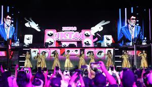 JKT48 mencuri perhatian kala tampil dalam Konser Raya 31 Tahun Indosiar Luar Biasa hari Pertama. Mereka kolaborasi dengan Raja Dangdut Rhoma Irama. (KapanLagi.com/Budy Santoso)