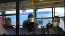 Mengenakan masker, orang-orang naik bus di Ankara, Turki (30/3/2020). Pada Senin (30/3), Turki mengumumkan 37 kematian baru akibat COVID-19, sedangkan total kasus infeksi di negara tersebut bertambah menjadi 10.827 kasus. (Xinhua/Mustafa Kaya)