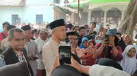 Bacapres Ganjar Pranowo saat berkunjung ke Ponpes Ponpes Al-Jauhariyah Cirebon. Foto (Liputan6.com / Panji Prayitno)