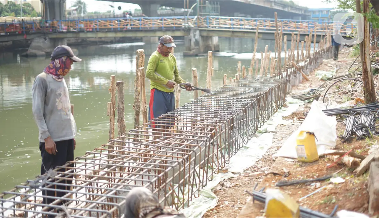 Pekerja menyelesaikan pembuatan turap Kali Ancol di Jakarta Utara, Minggu (15/12/2019). Dinas Sumber Daya Air Pemprov DKI melakukan penataan turap Kali Ancol sebagai bagian dari program pengendali banjir yang nantinya juga akan digunakan sebagai jalur pedestrian. (Liputan6.com/Immanuel Antonius)