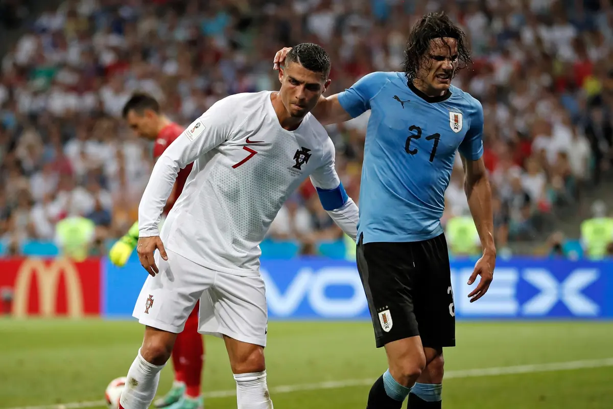 Momen Ronaldo Memapah Cavani yang Cedera