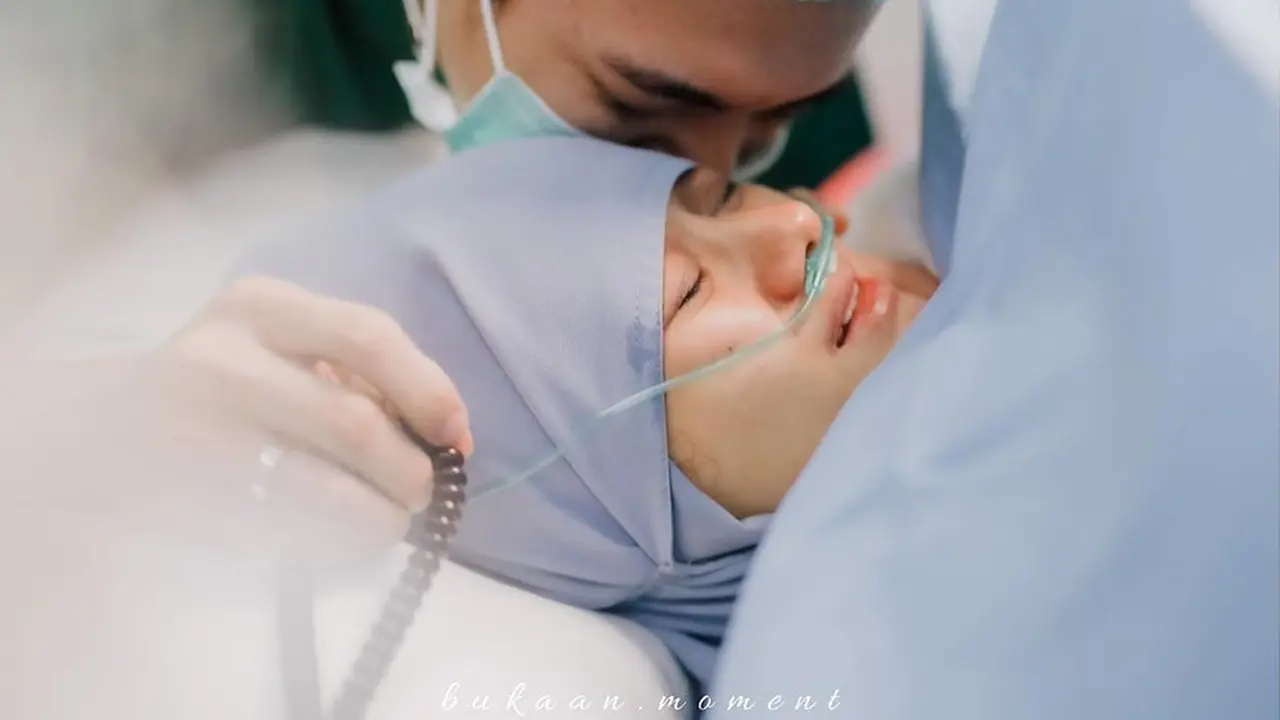 Dinda Hauw Melahirkan