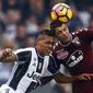 Gelandang Juventus, Juan Cuadrado, berebut bola dengan gelandang Torino, Daniele Baselli, dalam laga pekan ke-16 Serie A 2016-2017 di Stadion Olimpico Grande Torino, Minggu (11/12/2016). (AFP/Marco Bertorello)