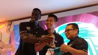 Aji Maulana (tengah) memperkuat im putra BNI 46 pada kompetisi bola voli Proliga 2019. (Liputan6.com/Bogi Triyadi)