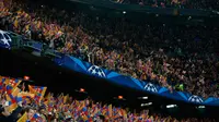 Suporter Barcelona memberikan dukungan kepada tim kesayangan mereka di leg kedua 16 besar Liga Champions di Stadion Camp Nou, Spanyol, Kamis (18/3/15). Barcelona menang 1-0 atas Manchester City. (Reuters/Carl Recine)