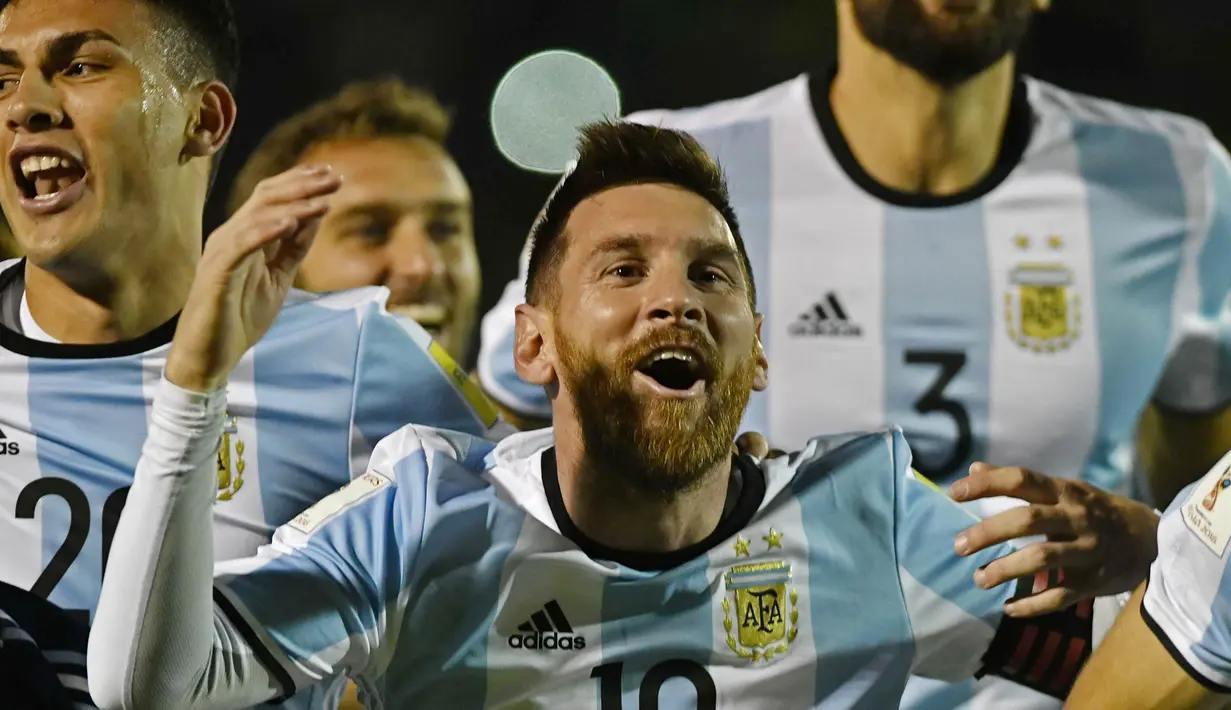Bintang Argentina, Lionel Messi, merayakan keberhasilan lolos ke Piala Dunia 2018 usai mengalahkan Ekuador di Stadion Olimpico Atahualpa, Quito, Selasa (10/10/2017). Sempat tertinggal, Argentina akhirnya menang 3-1 atas Ekuador. (AFP/Juan Ruiz)