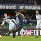 Pemain Hellas Verona, Gianpaolo Pazzini melakukan tendangan penalti ketika menjamu Inter Milan dalam lanjutan pertandingan Liga Serie A Italia di Marc'Antonio Bentegodi, Selasa (31/10). Inter menang 2-1 atas tuan rumah Verona (Filippo Venezia/ANSA via AP)