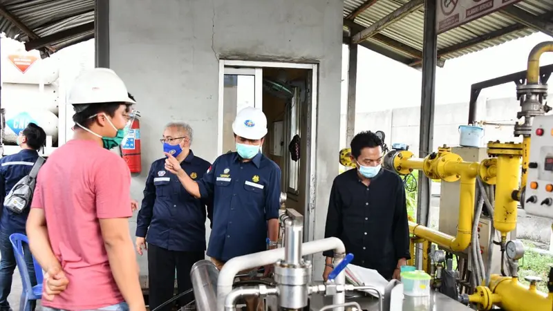 Kepala BPH Migas M Fanshurullah Asa dan Anggota Komisi VII DPR RI Ridwan Hisjam melakukan kunjungan kerja ke Demak untuk meninjau pembangunan pipa distribusi gas bumi milik PT Pertagas Niaga.