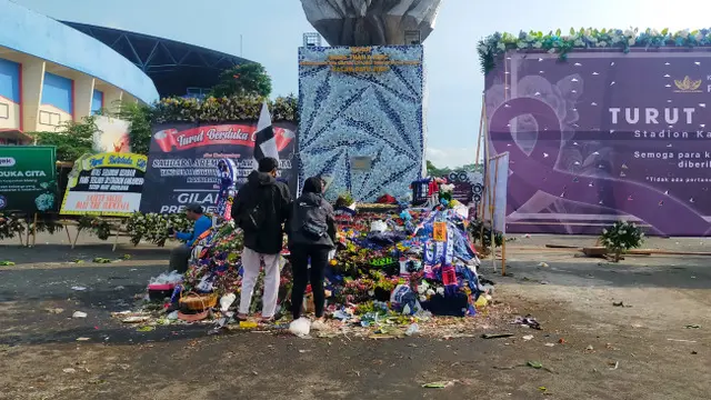 Bunga dan Doa Terus Mengalir di Stadion Kanjuruhan Malang