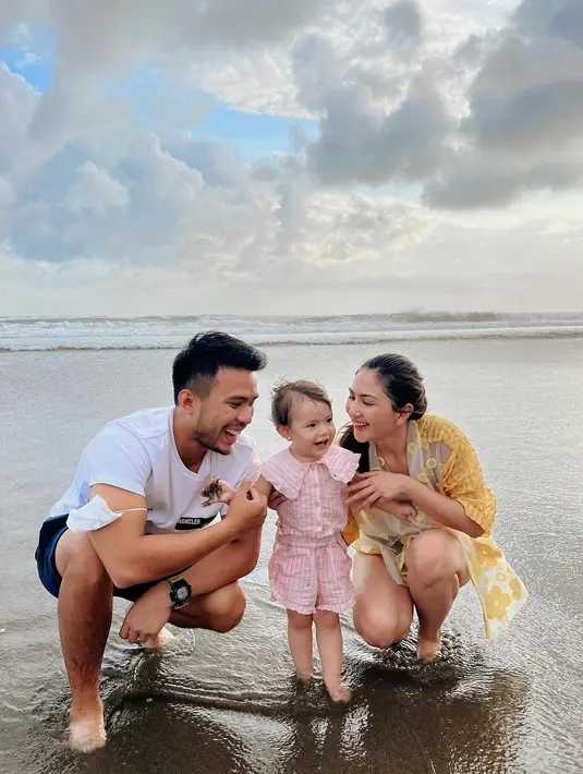 Kebersamaan Jessica Mila dan Yakup Hasibuan bareng Baby Chloe ini bak keluarga bahagia. Mudah dekat dengan orang lain, momen Baby Chloe nikmati main di pantai bareng Jessica Mila dan Yakup Hasibuan ini penuh keseruan. Sudah pandai bereskpresi, beragam mimik wajah yang dipamerkan buah hati Jonas Rivanno ini bikin gemas. (Liputan6.com/IG/@jscmila)