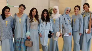 Sejumlah artis Indonesia yang terdiri dari Titi Kamal, Angie 'Virgin', Zaskia Sungkar, Shireen Sungkar, Julie Estelle dan Whulandary Herman menjadi pendamping pengantin wanita alias bridesmaid di pernikahan Laudya Cynthia Bella. (instagram/shireensungkar)